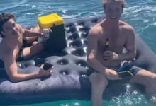 Фото - Пьяных туристов унесло в открытое море на надувном матрасе