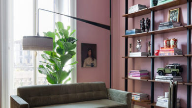 Фото - Розовые стены, лепнина, микс современной и винтажной мебели: квартира в Милане