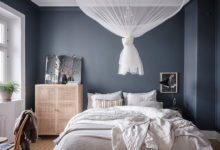 Фото - Синяя спальня и кирпичная стена на кухне: уютная квартира в Гётеборге (61 кв. м)