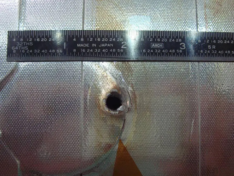 Космический мусор в своё время прошил радиатор шаттла Endeavour после одной из миссий (NASA)