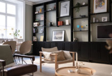 Фото - Тёмные тона и тёплый декор в дизайне элегантной шведской квартиры (64 кв. м)