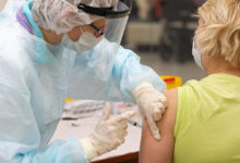 Фото - Доктор Мясников констатировал невозможность остановить коронавирус вакцинацией