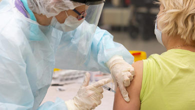 Фото - Доктор Мясников констатировал невозможность остановить коронавирус вакцинацией