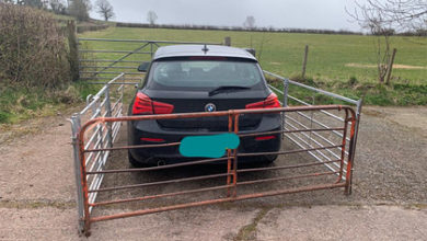 Фото - Фермер разозлился на перегородившего дорогу туриста и обнес его BMW забором
