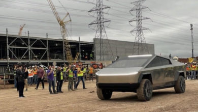 Фото - Илон Маск приехал на завод Tesla на пикапе Cybertruck. Очевидцы сделали много фотографий