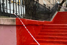 Фото - Коммунальщики решили «не испытывать судьбу» и покрасили лестницу в красный цвет