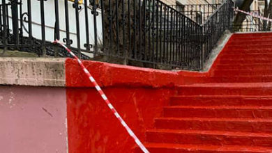 Фото - Коммунальщики решили «не испытывать судьбу» и покрасили лестницу в красный цвет