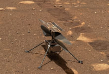 Фото - Опубликован автопортрет марсохода «Настойчивость» на фоне марсианского вертолёта «Изобретательность»