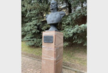 Фото - Памятник генералу в российском городе «отремонтировали» скотчем