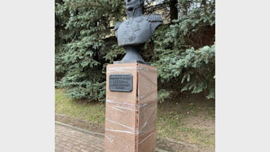 Фото - Памятник генералу в российском городе «отремонтировали» скотчем