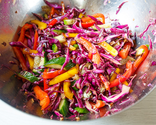 Пёстрый овощной салат с кунжутной заправкой