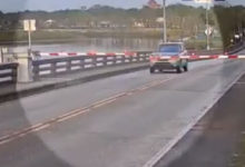 Фото - Полиция ищет водителя, рискнувшего жизнью на разводном мосту