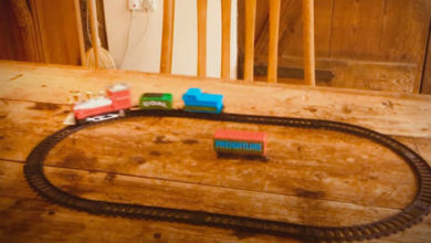 Фото - С игрушечным поездом случилась комичная неприятность