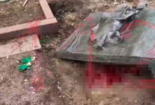 Фото - Кусок памятника упал на рабочего в центре Москвы