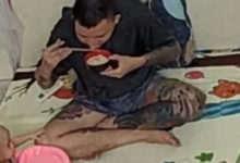 Фото - Обедающий мужчина не оценил добавку к рису в виде подгузника