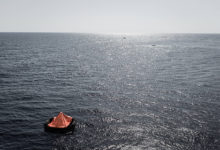 Фото - Решивших поплавать на надувном матрасе туристов унесло в открытое море
