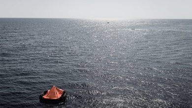 Фото - Решивших поплавать на надувном матрасе туристов унесло в открытое море
