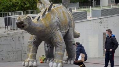 Фото - Статуя динозавра стала для несчастного мужчины смертельным капканом