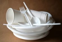 Фото - В России задумали отказаться от пластиковой посуды и контейнеров для еды