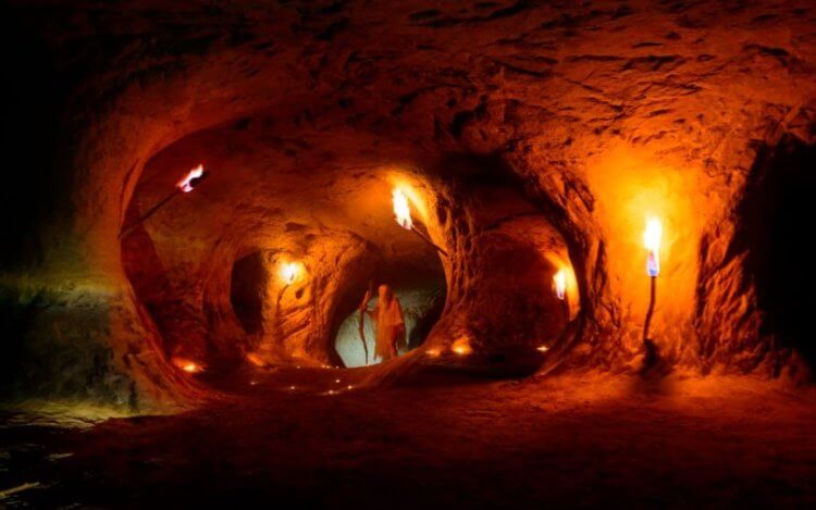 Как древние люди освещали свои пещеры?