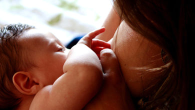 Фото - Мать-одиночка покормила грудью младенца и была пристыжена свекровью