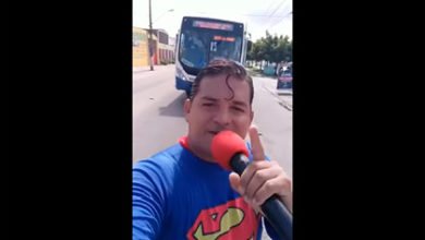 Фото - Переодетого в костюм супермена комика сбил автобус