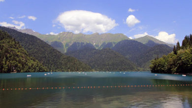 Фото - Россиянка посетила популярное озеро в Абхазии и назвала его болотом