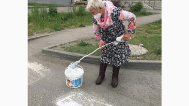 Фото - Российская пенсионерка самостоятельно нарисовала дорожную зебру