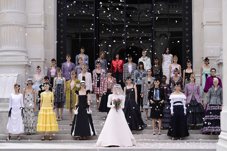 Анна Винтур, Маргарет Куэлли в свадебном платье, Кароль Буке и другие на показе Chanel