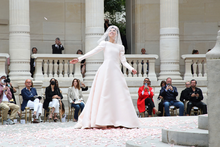 Анна Винтур, Маргарет Куэлли в свадебном платье, Кароль Буке и другие на показе Chanel