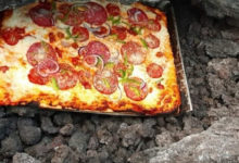 Фото - Горячая лава помогает повару готовить пиццу на вулкане
