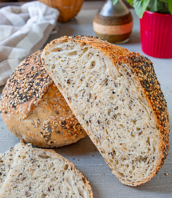 Пшеничный хлеб с семечками на закваске