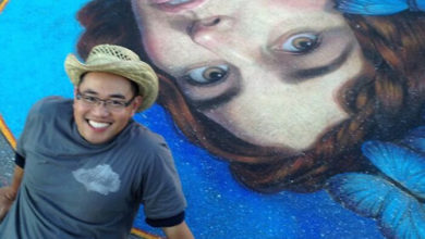 Фото - Талантливый мужчина рисует мелом на асфальте реалистичные портреты