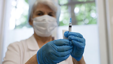 Фото - В Москве сотрудников ретейла и общепита вакцинируют вне очереди