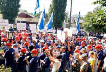 Фото - В Николаеве работники глиноземного завода митингуют под судом