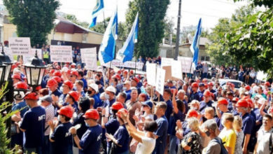 Фото - В Николаеве работники глиноземного завода митингуют под судом