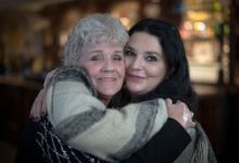 Фото - Встреча матери и дочери через 50 лет после расставания растрогала зрителей