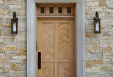 Фото - Какую дверь поставить в частный дом: 4 главных параметра выбора и красивые примеры