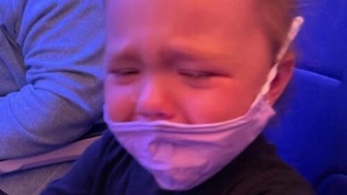 Фото - Матери посоветовали приклеить маску на лицо плачущей дочке