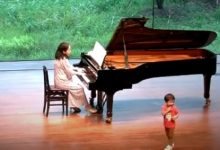 Фото - Сынишка решил присоединиться к маминому фортепианному концерту