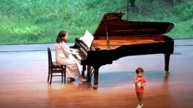 Фото - Сынишка решил присоединиться к маминому фортепианному концерту