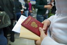 Фото - В Госдуму внесен законопроект об изъятии загранпаспорта у невыездных граждан