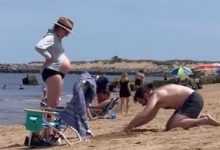 Фото - Заботливый муж вырыл в песке яму для беременной супруги