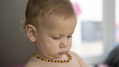 Фото - Янтарное ожерелье чуть не убило маленького мальчика