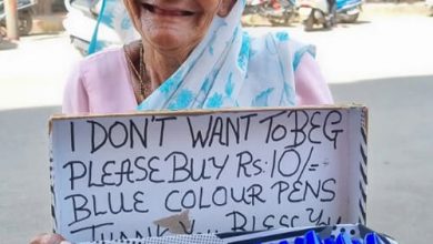 Фото - Старушка отказывается просить милостыню и вместо этого продаёт ручки