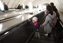 Фото - Жди у Чебурашки: в московском метро появились памятки для потерявшихся детей