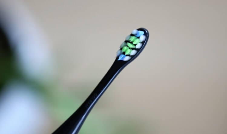 Какие бывают зубные щётки и почему их недостаточно для правильной чистки
