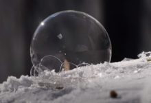 Фото - Мастерица научилась замораживать мыльные пузыри