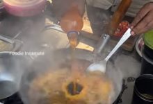 Фото - Торговец готовит быстрорастворимую лапшу, добавляя в неё апельсиновую газировку