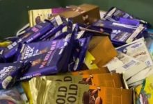 Фото - Большой запас шоколада и конфет оказался в мусорном баке